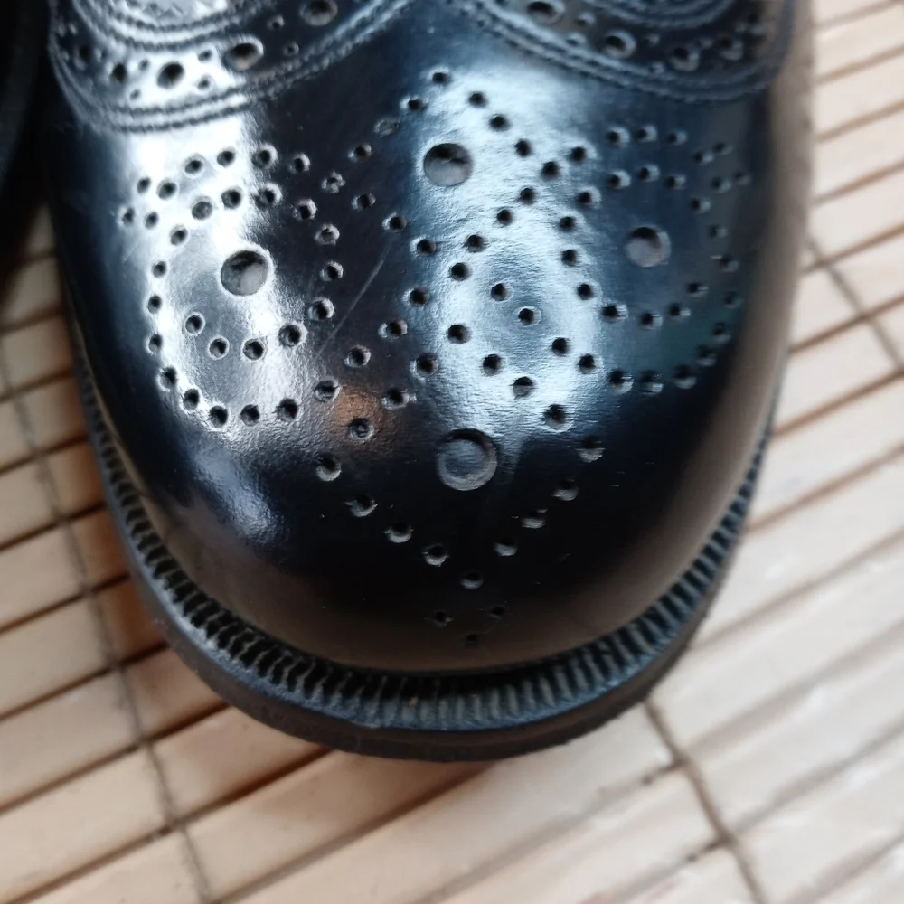 Florsheim men's black leather wingtip Oxford shoe. Sz 9.5 EEE. Great condition.
